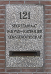 908434 Afbeelding van een liggende metalen brievenbus in een natuurstenen paneel, in de gevel van het pand Biltstraat ...